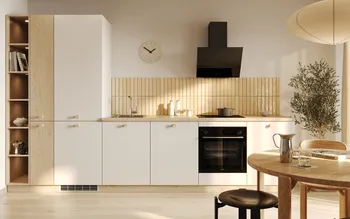 Helle Designküche mit natürlichen Holzelementen, heller Arbeitsplatte und integrierter Dunstabzugshaube. Minimalistische Küche im skandinavischen Stil mit warmem Licht und stilvoller Einrichtung für moderne Wohnräume.